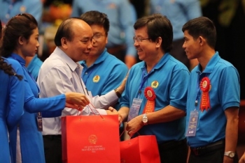 Thủ tướng Nguyễn Xuân Phúc trao quà cho 23 công nhân tiêu biểu trong cuộc gặp gỡ công nhân, lao động kỹ thuật cao năm 2019. Ảnh: Sơn Tùng