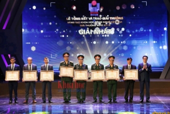 Ủy viên Trung ương Đảng, Phó Thủ tướng Chính phủ Vũ Đức Đam trao Bằng khen của Thủ tướng Chính phủ cho các tác giả đoạt giải