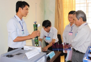 Sản phẩm “Cây nhiệt đới bảo vệ chống cháy rừng” của thầy Nguyễn Văn Sơn (trái) đạt giải cao trong hội sáng tạo kỹ thuật các cấp