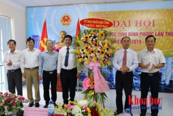 Ông Nguyễn Tiến Dũng - Tỉnh ủy viên, Phó Chủ tịch UBND tỉnh (thứ 2, từ trái sang) tặng lẵng hoa chúc mừng Đại hội.