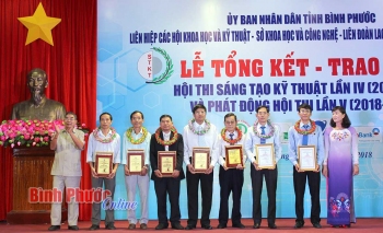 Tiến sĩ Trần Quốc Hoàn (thứ 3 từ trái qua) nhận giải thưởng tại hội thi Sáng tạo kỹ thuật tỉnh lần thứ IV (năm 2016-2017)
