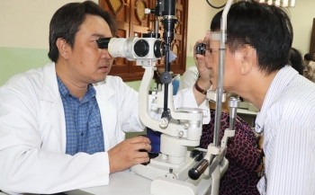 Bác sĩ Bệnh viện Mắt TP.HCM khám tầm soát bệnh Glaucoma miễn phí cho người dân - Ảnh: XUÂN MAI