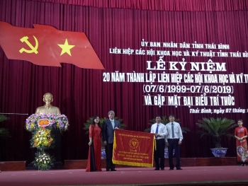 GS.TSKH. Đặng Vũ Minh trao tặng bức trướng cho đại diện Liên hiệp Hội tỉnh Thái Bình.