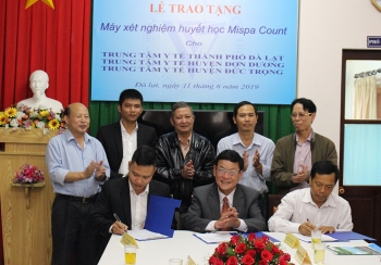 Đại diện các bên ký kết biên bản trao tặng Máy xét nghiệm huyết học.