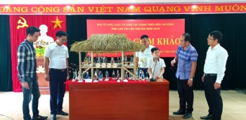 Các thành viên giám khảo đánh giá chấm điểm sản phẩm.