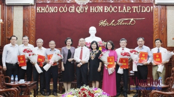 Các cán bộ được bổ nhiệm chụp hình lưu niệm với lãnh đạo tỉnh