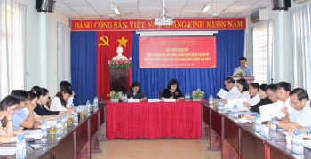 Đại biểu nghe báo cáo tham luận tại hội thảo.