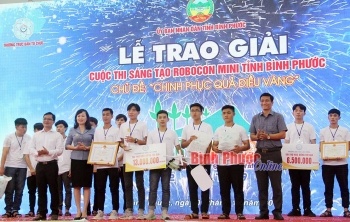 Phó chủ tịch Huỳnh Thị Hằng trao bằng khen của UBND tỉnh cho đội CVA - Trường THPT Chu Văn An (Chơn Thành) đoạt giải vô địch
