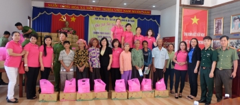 Lãnh đạo Liên hiệp hội, Tỉnh đoàn, CLB Sen Hồng và Đoàn thanh niên Cụm thi đua số 3 tặng quà cho các hộ dân.