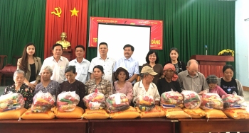 Đoàn trao quà tại xã Thuận Phú