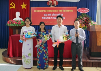 Đồng chí Trần Văn Danh - Phó bí thư Đảng ủy Khối cơ quan và doanh nghiệp tỉnh tặng hoa chúc mừng Ban Chi ủy Chi bộ Liên hiệp các hội Khoa học và Kỹ thuật tỉnh nhiệm kỳ 2020-2025