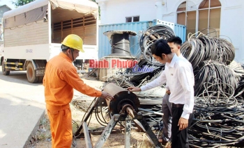 Tác giả Nguyễn Hoài Phương (trái) giới thiệu về sáng kiến “Chế tạo máy quấn dây thu hồi và tăng dây lấy độ võng sử dụng motor thủy lực”