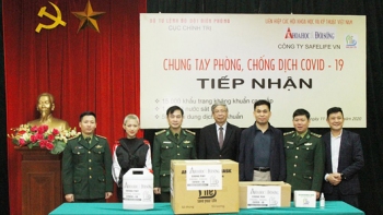 GS.TSKH. Đặng Vũ Minh, Chủ tịch Liên hiệp Hội Việt Nam, lãnh đạo Báo Khoa học và Đời sống trao vật tư y tế cho đại diện Bộ Tư lệnh Bộ đội Biên phòng (Nguồn: Báo Khoa học & Đời sống)