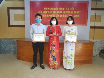 Thạc sĩ Nguyễn Thị Lan Hương - Chủ tịch Liên hiệp các hội Khoa học và kỹ thuật tỉnh trao giấy khen cho tập thể, cá nhân điển hình.