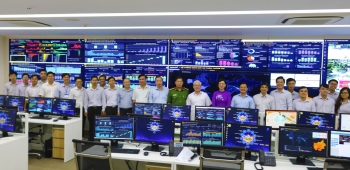 Bí thư Tỉnh ủy cùng đoàn kiểm tra chụp ảnh lưu niệm với cán bộ, nhân viên Trung tâm IOC tỉnh