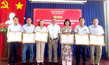 Ông Nguyễn Tuấn - Phó chủ tịch Hội đồng thi đua khen thưởng tỉnh trao bằng khen của UBND tỉnh cho các tập thể có thành tích trong phong trào thi đua