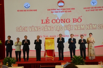 Các đồng chí lảnh đạo Đảng, Nhà nước thực hiện nghi lễ mở Sách vàng sáng tạo VN 2020