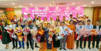 Ban Chấp hành Hội Doanh nghiệp trẻ tỉnh Bình Phước nhiệm kỳ V ra mắt tại Đại hội, nhận hoa chúc mừng từ chị Phạm Thị Bích Huệ - Phó Chủ tịch Hội Doanh nhân trẻ Việt Nam (hàng 1, ngoài cùng, bên trái) và PCT UBND tỉnh Bình Phước Trần Tuyết Minh 