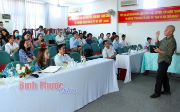 Nhà báo Hoài Linh trình bày cách nhận biết và bố trí bố cục hình ảnh báo chí tại lớp tập huấn bồi dưỡng nghiệp vụ, kỹ năng chụp ảnh báo chí hiện đại do BPTV tổ chức