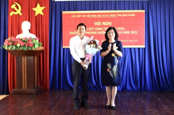 Thạc sĩ Nguyễn Thị Lan Hương - Chủ tịch Liên hiệp các hội Khoa học và Kỹ thuật tỉnh trao hoa chúc mừng đồng chí Nguyễn Ngọc Vũ - Phó chủ tịch LHH nhiệm kỳ III, năm 2017-2022