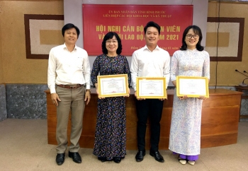 Ông Nguyễn Ngọc Vũ - Phó chủ tịch Liên hiệp các hội Khoa học và Kỹ thuật tỉnh tặng giấy khen cho các cá nhân có thành tích xuất sắc trong công tác năm 2020