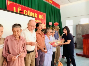 Bà Nguyễn Thị Lan Hương - Chủ tịch Liên hiệp hội Bình Phước tặng quà cho các hộ khó khăn tại xã Thuận Lợi, huyện Đồng Phú