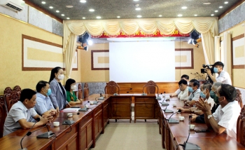 Bà Lê Thị Xuân Trang - Trưởng ban dân vận Tỉnh ủy, Chủ tịch UBMTTQ Việt Nam tỉnh gửi lời chúc mừng năm mới đến các cán bộ diện Ban thường vụ quản lý đã về hưu