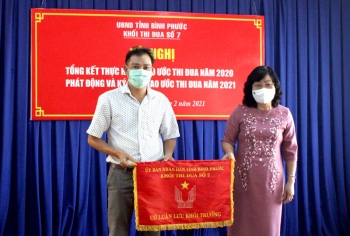 Bà Nguyễn Thị Lan Hương - Chủ tịch Liên hiệp các hội Khoa học và Kỹ thuật tỉnh trao cờ luân lưu khối 7 cho ông Phạm Ngọc Hưng - Phó Chủ tịch Hội Đông y tỉnh