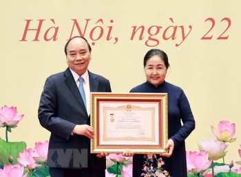 Chủ tịch nước Nguyễn Xuân Phúc trao tặng Danh hiệu Anh hùng Lao động thời kỳ đổi mới cho đại diện gia đình cố Giáo sư, Viện sỹ Vũ Tuyên Hoàng - Ảnh: TTXVN
