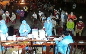 Ngành y tế huyện Hớn Quản xuyên đêm lấy mẫu xét nghiệm của người dân trên địa bàn xã Tân Hưng