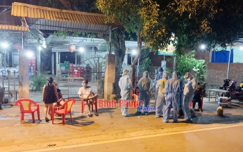 Nhân viên y tế đến từng nhà dân lấy mẫu, truy vết nhanh
