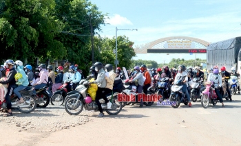 Ngay cổng chào giáp ranh giữa tỉnh Bình Dương và Bình Phước, hàng nghìn người và phương tiện về Tây Nguyên được hướng dẫn và làm thủ tục khai báo y tế phòng, chống Covid-19