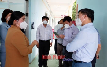 Phó bí thư Tỉnh ủy, Chủ tịch UBND tỉnh Trần Tuệ Hiền làm việc với Thứ trưởng Bộ Y tế Trần Văn Thuấn tại Bệnh viện dã chiến Trung tâm y tế huyện Đồng Phú