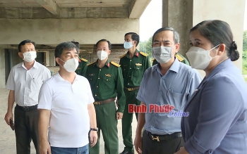 Ông Huỳnh Thành Chung, Tổng giám đốc Công ty cổ phần sản xuất - xây dựng, thương mại và nông nghiệp Hải Vương (thứ hai từ trái sang) trao đổi với Chủ tịch UBND tỉnh Trần Tuệ Hiền
