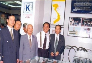 Đại tướng Võ Nguyên Giáp tham quan triển lãm các sản phẩm đoạt giải thưởng VIFOTEC, tháng 4-1998. Ảnh do VIFOTEC cung cấp.