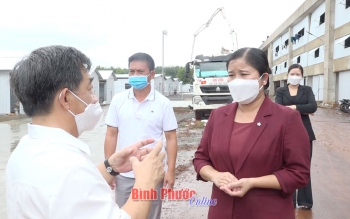 Chủ tịch UBND tỉnh Trần Tuệ Hiền nghe báo cáo về tiến độ triển khai xây dựng khu cách ly tập trung và bệnh viện dã chiến
