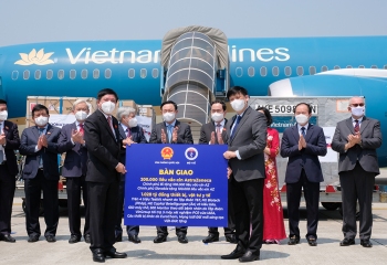 Chủ tịch Quốc hội Vương Đình Huệ chứng kiến ông Bùi Văn Cường - Tổng Thư ký Quốc hội, Chủ nhiệm Văn phòng Quốc hội thay mặt Đoàn công tác trao tặng vaccine, thiết bị vật tư y tế do các cá nhân, tổ chức tặng Việt Nam cho Bộ trưởng Bộ Y tế Nguyễn Thanh Long