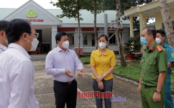 Phó chủ tịch UBND tỉnh Trần Văn Mi trao đổi với Ban chỉ đạo phòng, chống dịch Covid-19 xã Tân Thành