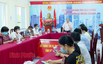 Giám đốc Sở Thông tin và Truyền thông Nguyễn Minh Quang trao đổi nhanh với các điểm cầu trên địa bàn Bình Phước về mục tiêu triển khai PC-Covid trên toàn tỉnh