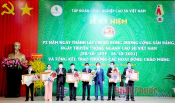 Bí thư Tỉnh ủy Nguyễn Mạnh Cường và Phó tổng giám đốc Tập đoàn Công nghiệp Cao su Việt Nam Lê Thanh Hưng trao tặng bằng khen của Thủ tướng Chính phủ cho các tập thể, cá nhân