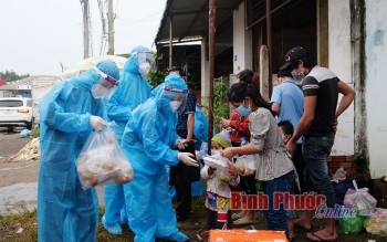 CLB Sen Hồng trao cơm và tiền hỗ trợ cho đoàn người đi bộ về các tỉnh Tây Nguyên