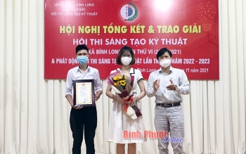 Phó chủ tịch Thường trực Liên hiệp các hội Khoa học và Kỹ thuật tỉnh Nguyễn Ngọc Vũ trao giải nhất cấp thị xã cho nhóm tác giả Trường THPT thị xã Bình Long thuộc lĩnh vực giáo dục