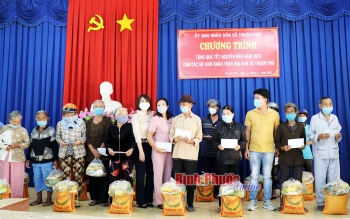 Người dân xã Thuận Phú nhận quà tết từ chương trình