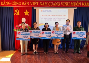 Ông Trần Văn Sang - Phó giám đốc Công ty Xổ số kiến thiết Bình Phước trao bảng tài trợ cho Hội Khuyến học các huyện, thị xã, thành phố