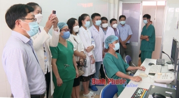 Bác sĩ Ngô Văn Kiên, Phó giám đốc Bệnh viện đa khoa tỉnh (bìa trái) cùng các y, bác sĩ bệnh viện theo dõi diễn biến ca phẫu thuật tim đầu tiên tại bệnh viện