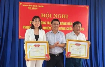 Thạc sĩ, Bác sĩ Lê Anh Tuấn - Phó Giám đốc Sở Y tế, Chủ tịch Hội Đông y tỉnh thừa ủy quyền Tổng Hội Đông Y Việt Nam trao Kỷ niệm chương “Vì sự nghiệp Đông y” cho các cá nhân