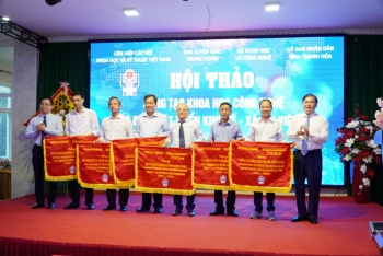 Chủ tịch LHHVN Phan Xuân Dũng và Thứ trưởng Bộ KHCN Nguyễn Hoàng Giang trao Cờ thi đua cho các đơn vị, cá nhân có thành tích xuất sắc trong công tác tuyên truyền Giải thưởng, Hội thi (8/2022)