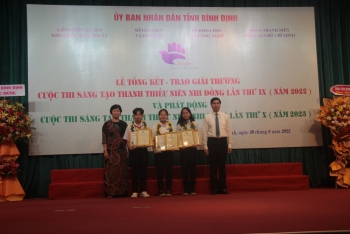 Ông Lâm Hải Giang – Phó Chủ tịch UBND tỉnh (bìa phải) và bà Nguyễn Thị Thanh Bình, Chủ tịch Liên hiệp các Hội KH&KT Bình Định (bìa trái) trao biểu trưng, giấy chứng nhận và bằng khen của UBND tỉnh cho nhóm tác giả đạt giải nhất.