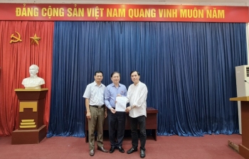 Chủ tịch LHHVN Phan Xuân Dũng chụp ảnh cùng nhạc sỹ, NSƯT Doãn Nguyên và nhà thơ Lê Cảnh Nhạc