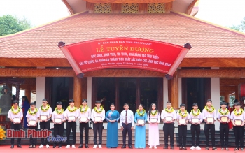 Phó Bí thư Tỉnh ủy, Chủ tịch UBND tỉnh Trần Tuệ Hiền và Chủ tịch Hội Khuyến học tỉnh Giang Văn Khoa trao biểu trưng, vòng nguyệt quế cho các em học sinh đoạt giải tại các kỳ thi, hội thi cấp quốc gia, khu vực và quốc tế - Ảnh: TL